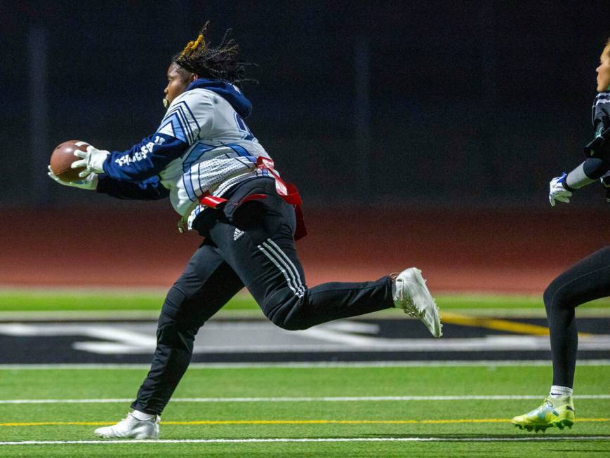 Centennial receiver Sah'Reniti Blazio (20) makes a touchdown catch against Palo Verde during th ...