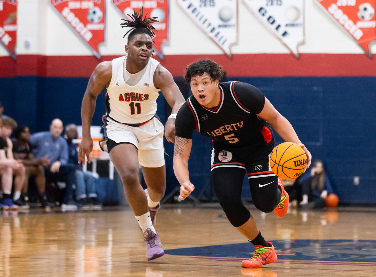 Liberty’s Andre Porter (5) dribbles the ball down the court while Arbor View’s Br ...