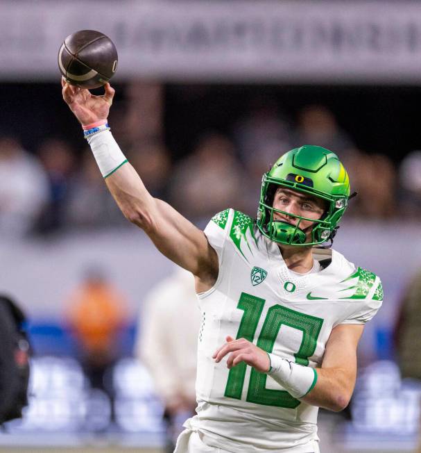 Oregon Ducks quarterback Bo Nix (10) tosses a pass during warm ups before the first half of the ...