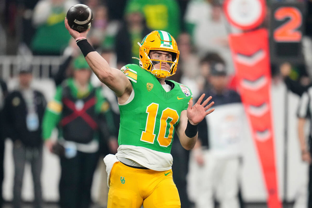 Oregon quarterback Bo Nix (10) throws against Liberty during the first half on the NCAA Fiesta ...