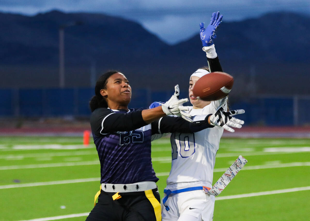Shadow Ridge’s Jyniah Sanders (25) catches the ball as Bishop Gorman’s Brie Wagne ...