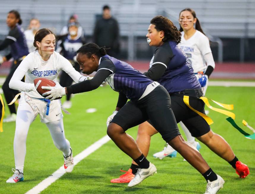 Shadow Ridge’s Kyla Moore (3) pushes down the field during a flag football game between ...