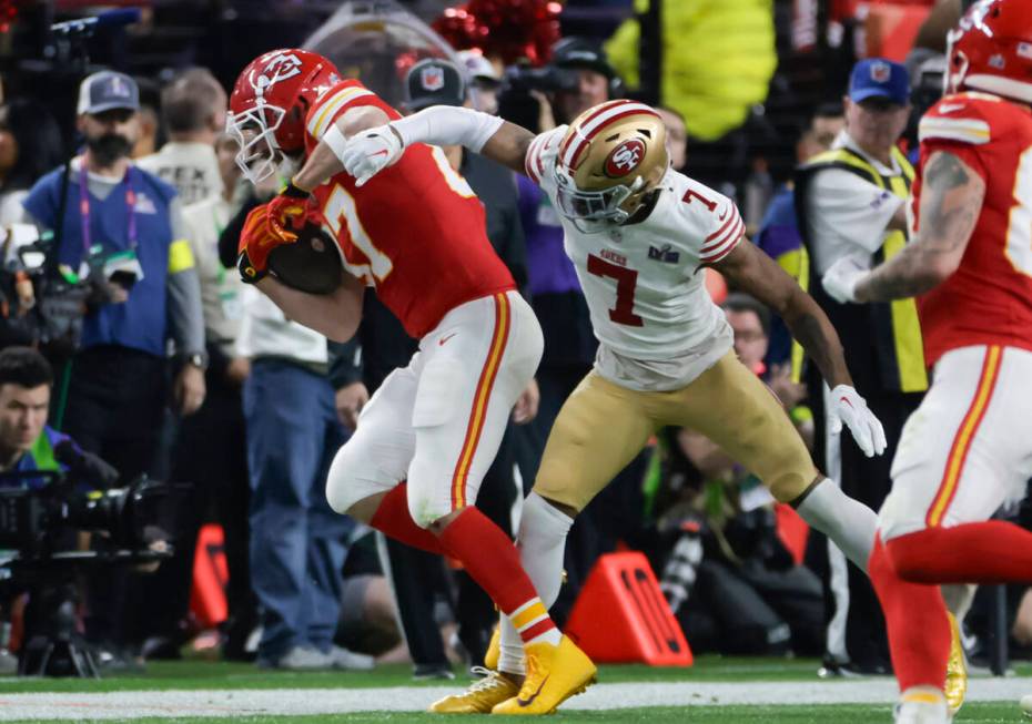 Kansas City Chiefs tight end Travis Kelce (87) gets forced out of bounds by San Francisco 49ers ...