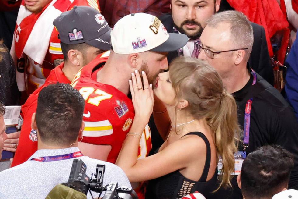 Kansas City Chiefs tight end Travis Kelce (87) and Taylor Swift celebrate the Chiefs victory ov ...