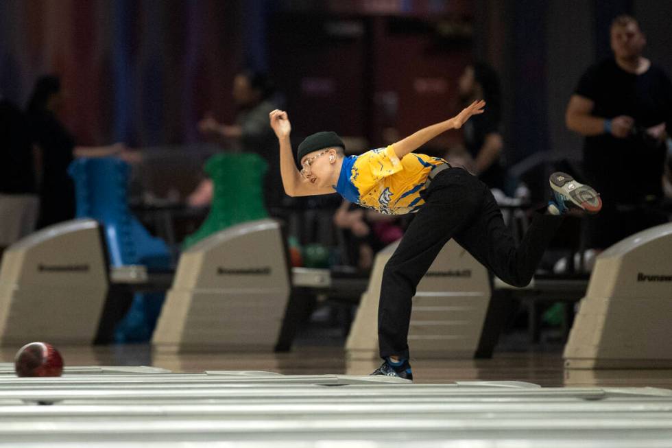 Sierra Vista’s Xander Corrall delivers the ball during the Class 5A state bowling champi ...