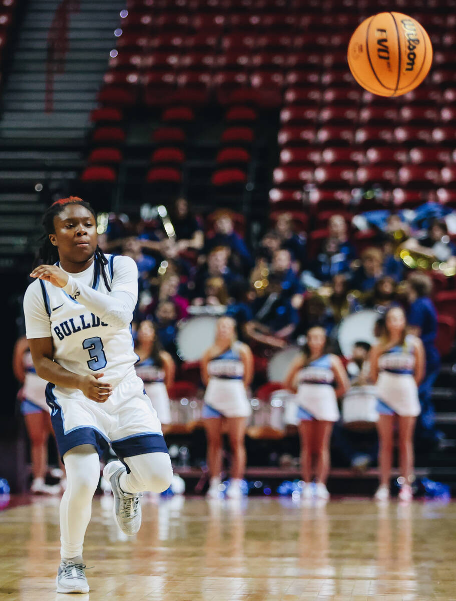 Centennial’s Tessa Prince (3) throws the ball to a teammate during a Class 5A girls basketbal ...