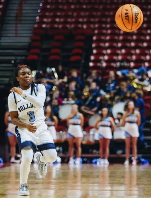 Centennial’s Tessa Prince (3) throws the ball to a teammate during a Class 5A girls basketbal ...