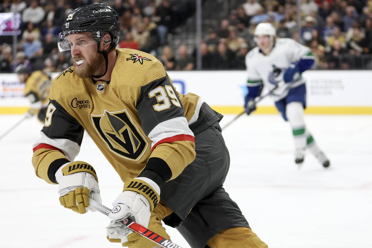 Golden Knights right wing Anthony Mantha (39) skates for the puck during the first period of an ...