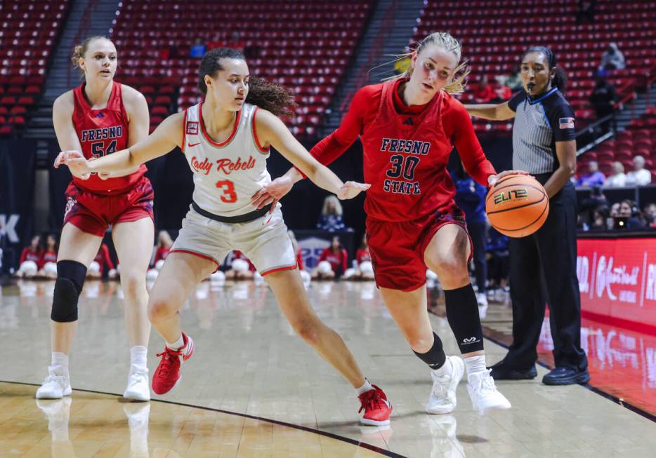 Fresno State’s forward Kylee Fox (30) dribbles past UNLV’s guard Kiara Jackson (3 ...