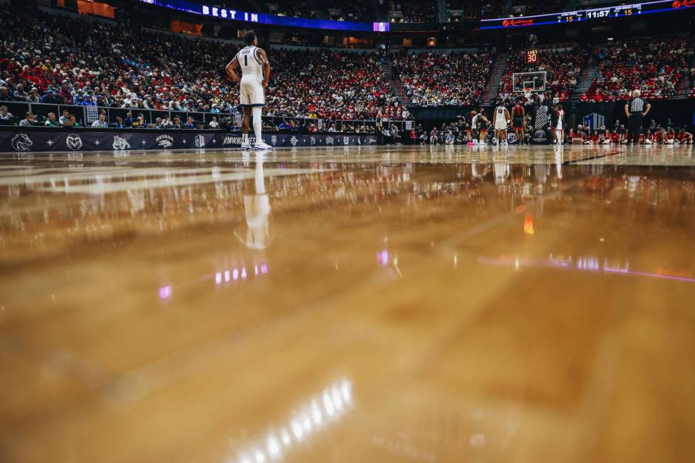 Utah State forward Great Osobor (1) watches a free throw attempt from the back of the court dur ...