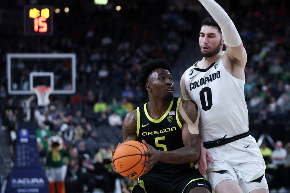 Oregon Ducks guard Jermaine Couisnard (5) drives toward the hoop against Colorado Buffaloes gua ...