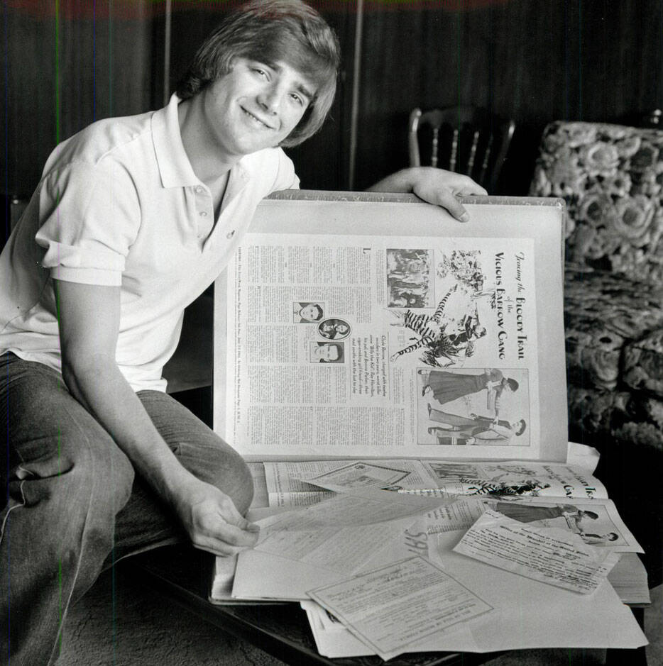 Peter Simon in 1973 with a scrapbook of photos and articles of Bonnie and Clyde. (Terry Todd/La ...