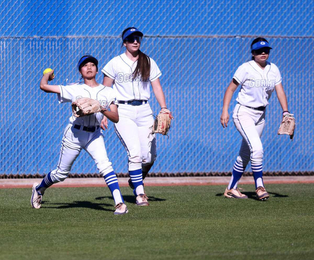 Bishop Gorman outfielder Brooklyn Hicks (1) throws the ball in against Green Valley in the sec ...