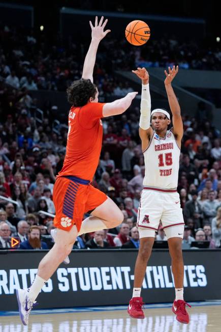 Alabama forward Jarin Stevenson (15) shoots over Clemson forward Ian Schieffelin during the fir ...