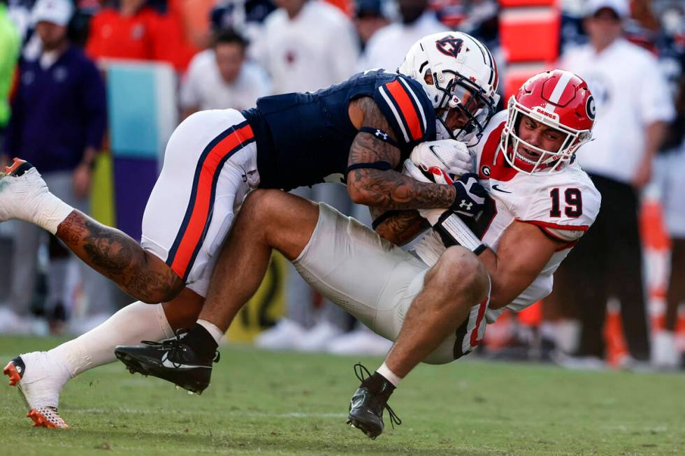 Georgia tight end Brock Bowers (19) catches a pass as Auburn safety Donovan Kaufman defends dur ...