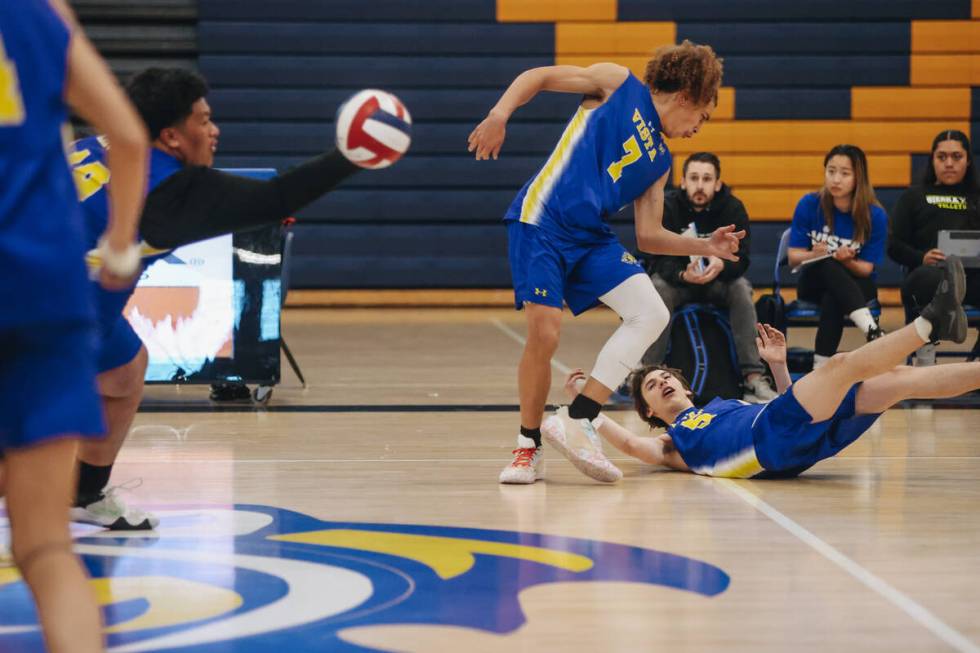 Sierra Vista teammates Percy Morris (7) and Christian Diaz (5) run into eachother while chasing ...