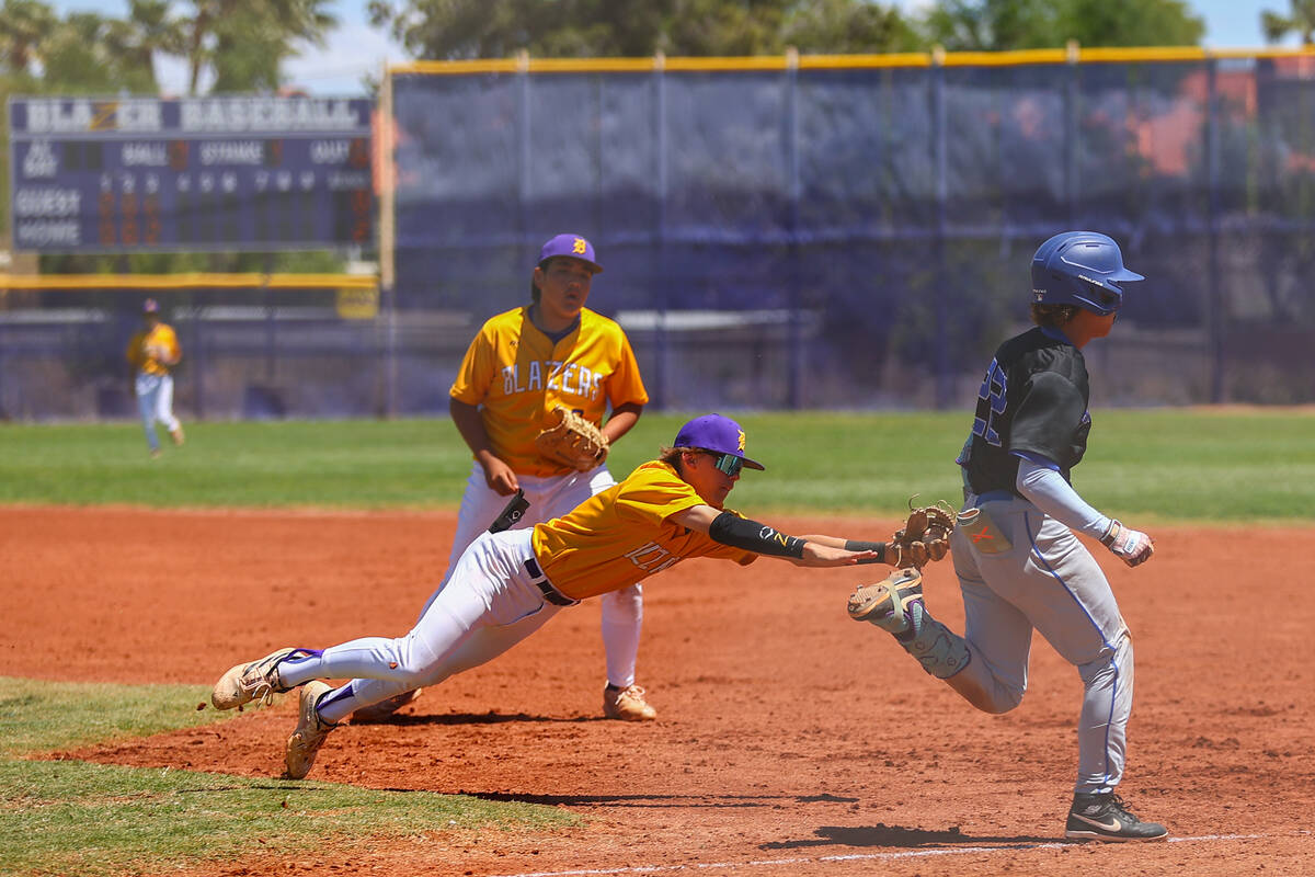 Durango infielder Teagan Payne (3) attempts to tag out Sierra Vista during a Class 4A high scho ...