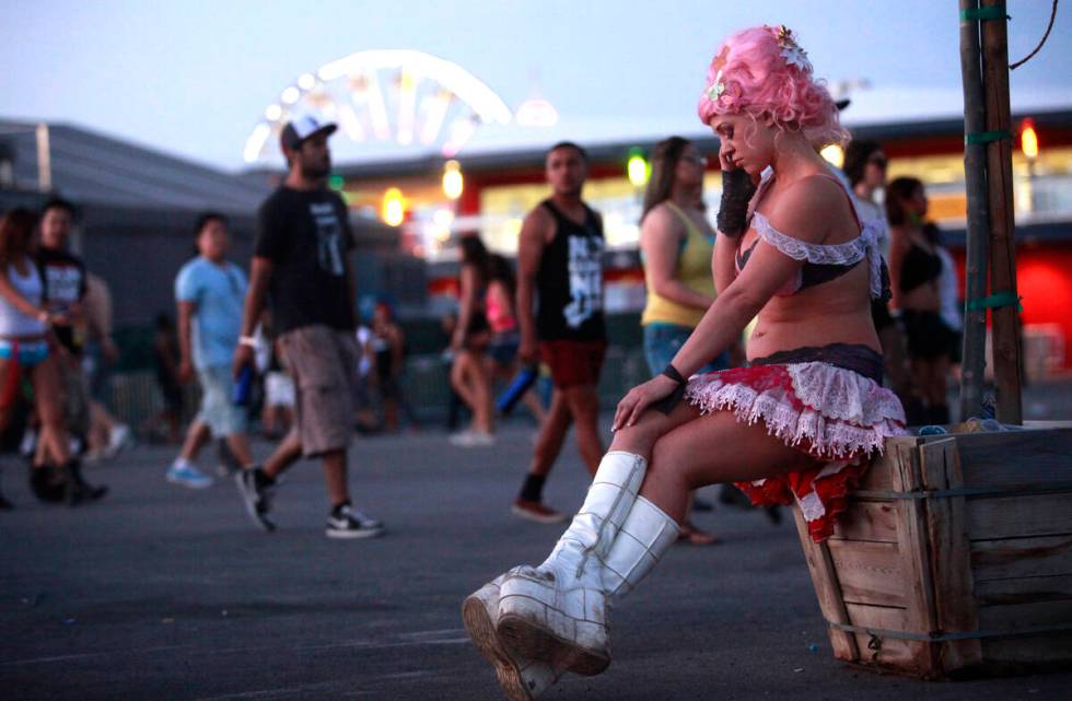 Lana Griggs of Los Angles tries to call a misplaced friend in the early morning as the crowds l ...