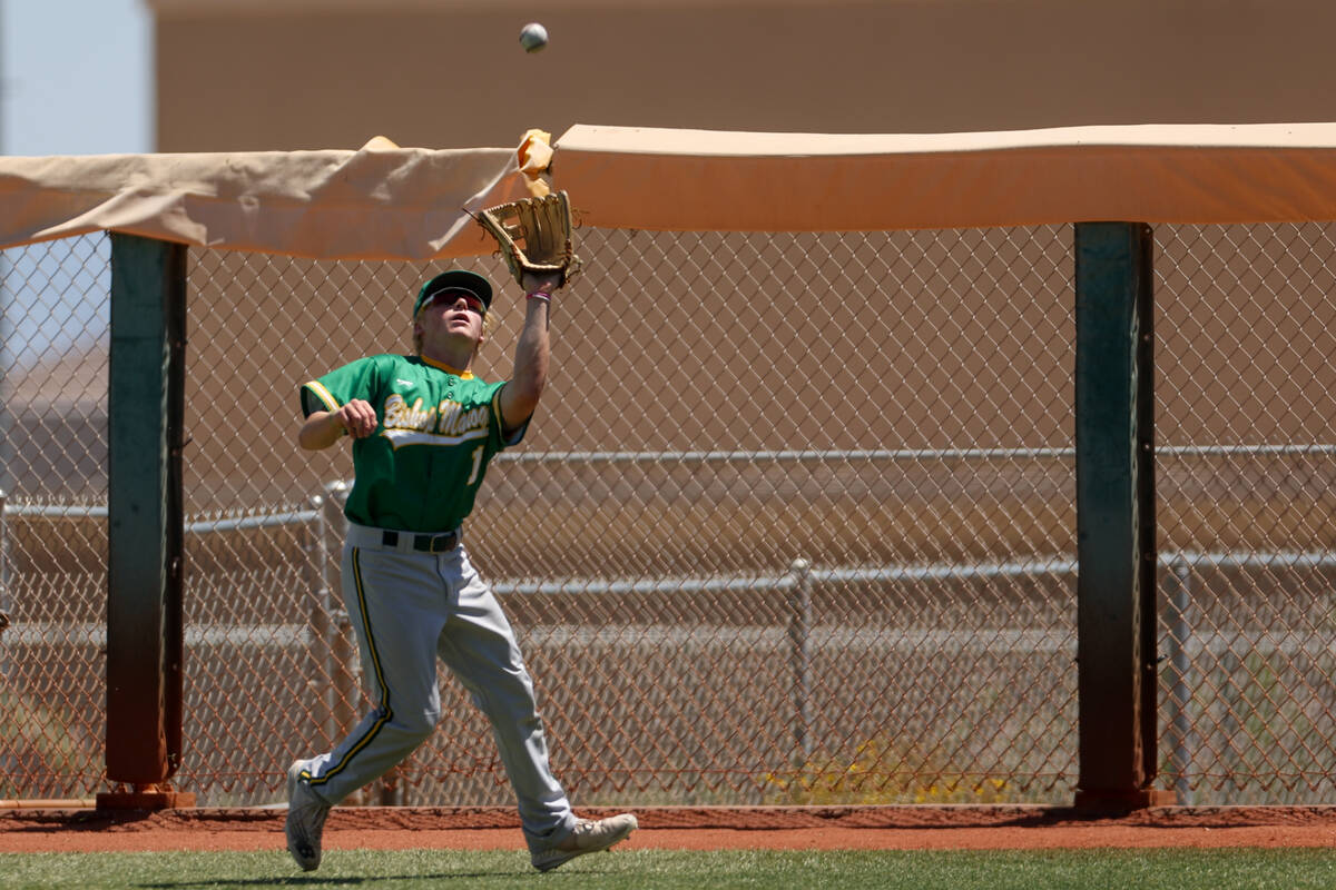 Bishop Manogue second baseman Grady Montoya (1) prepares to catch for an out during a Class 5A ...
