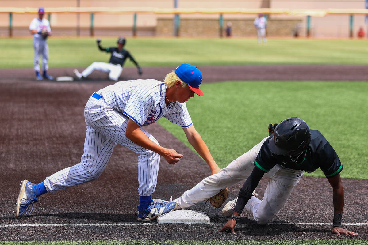 Reno third baseman Mac Vandegrift (25) attempts to out Palo Verde outfielder R.L.Chandler (1) a ...