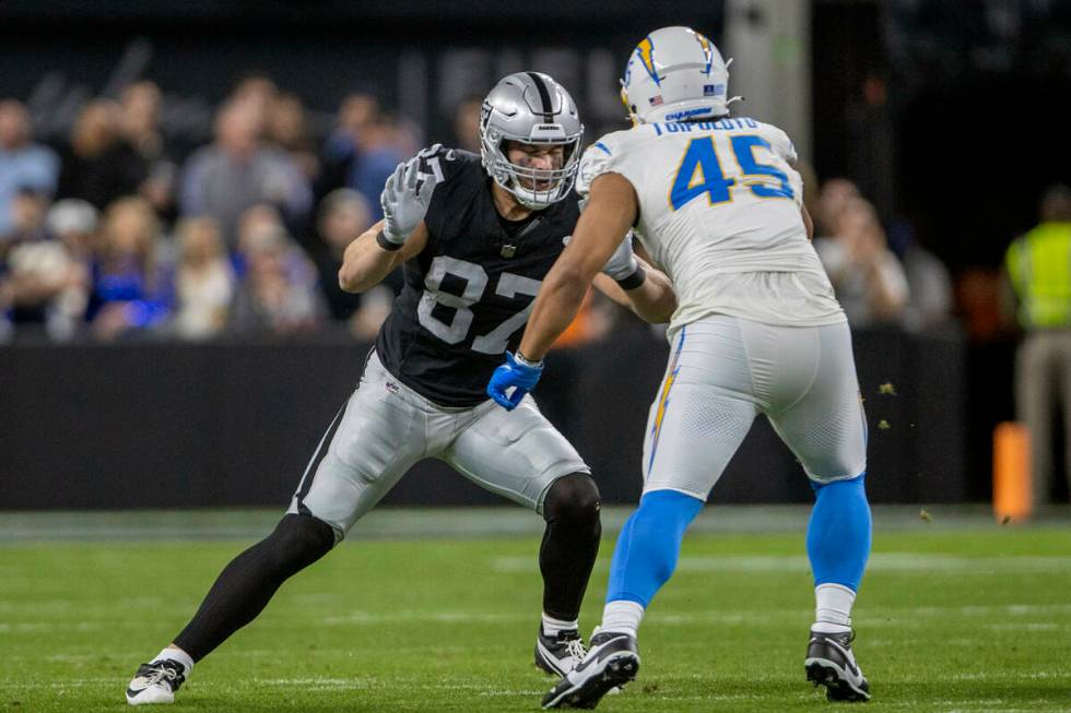 Raiders tight end Michael Mayer (87) blocks against Los Angeles Chargers linebacker Tuli Tuipul ...