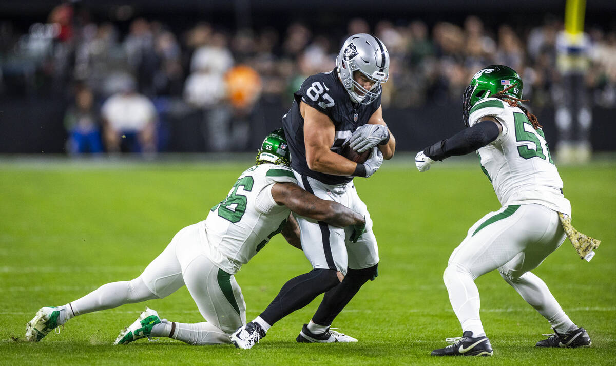 Raiders tight end Michael Mayer (87) makes a catch in traffic saw New York Jets linebacker Quin ...