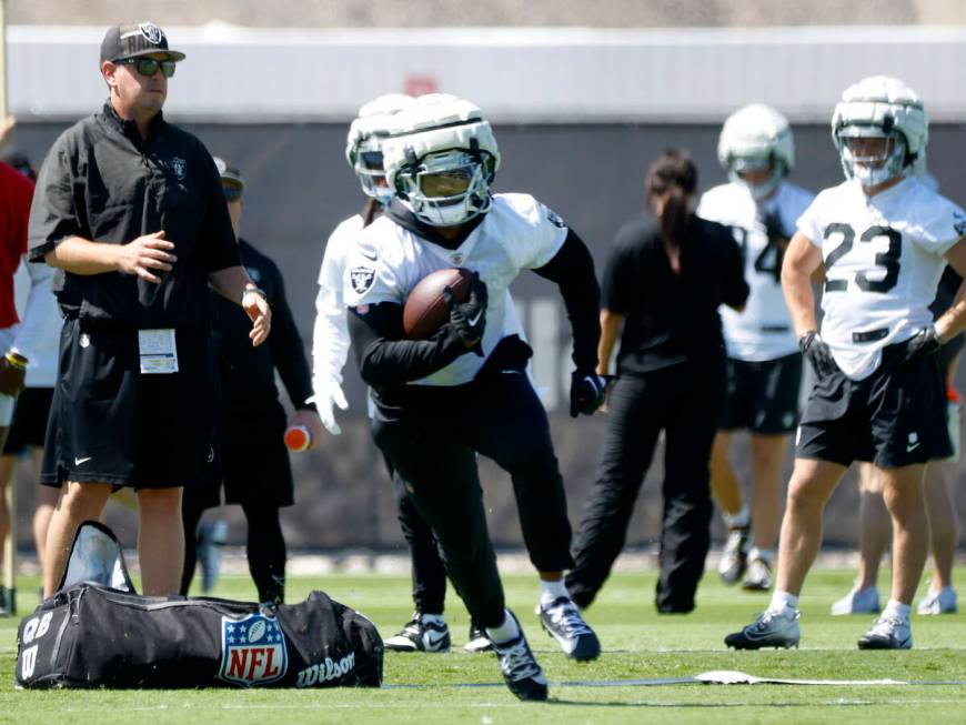 Raiders running back Zamir White (3) runs throw drills take during team's practice at the Inter ...