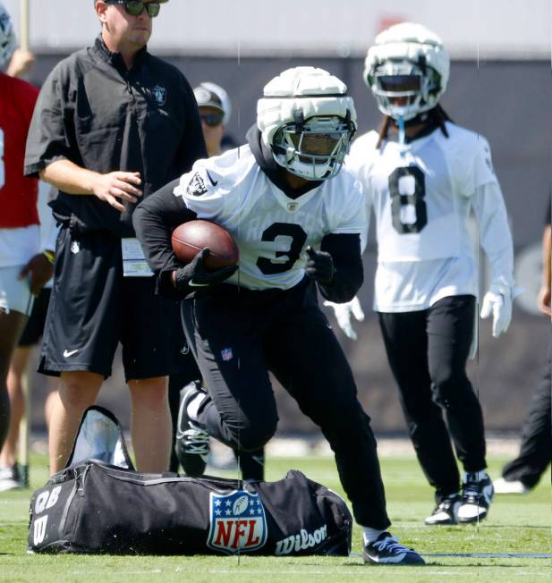 Raiders running back Zamir White (3) runs throw drills during team's practice at the Intermount ...