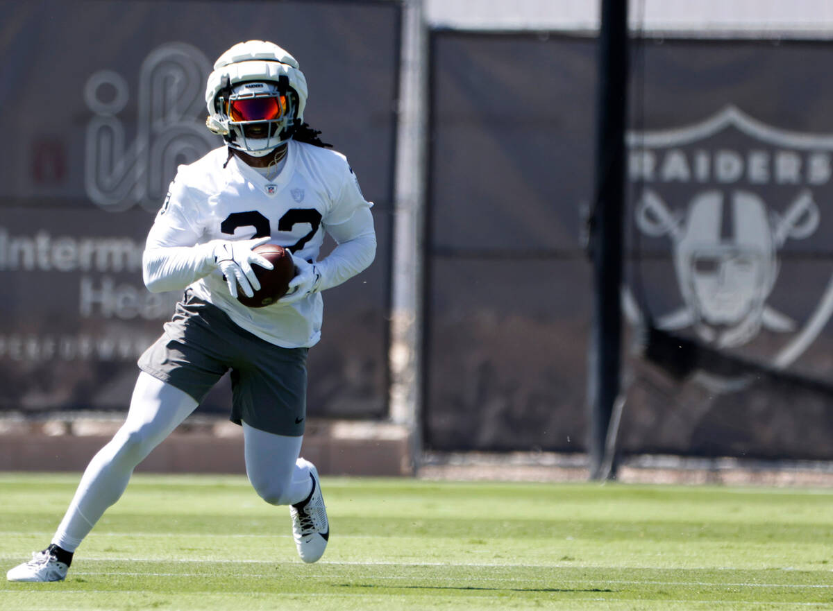 Raiders running back Alexander Mattison (22) runs with the ball during team's practice at the I ...