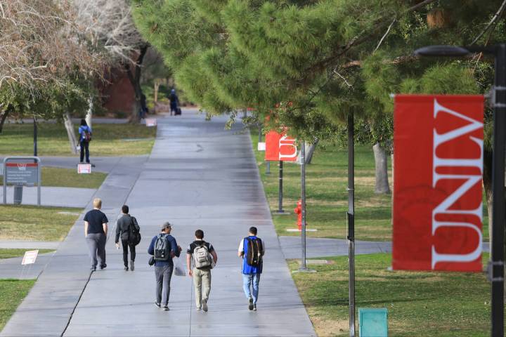 Students walk along a sidewalk at UNLV. (Las Vegas Review-Journal)