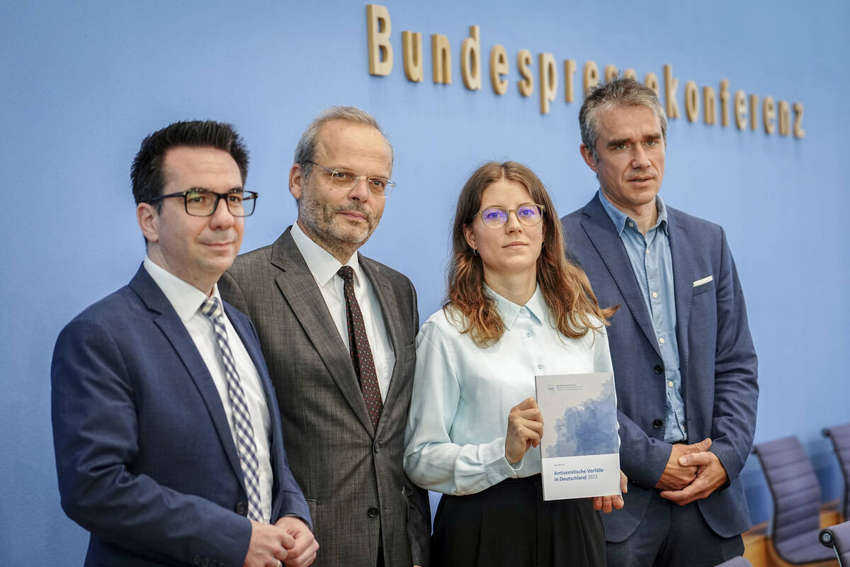 From left, Daniel Botmann, Managing Director of the Central Council of Jews in Germany, Felix K ...