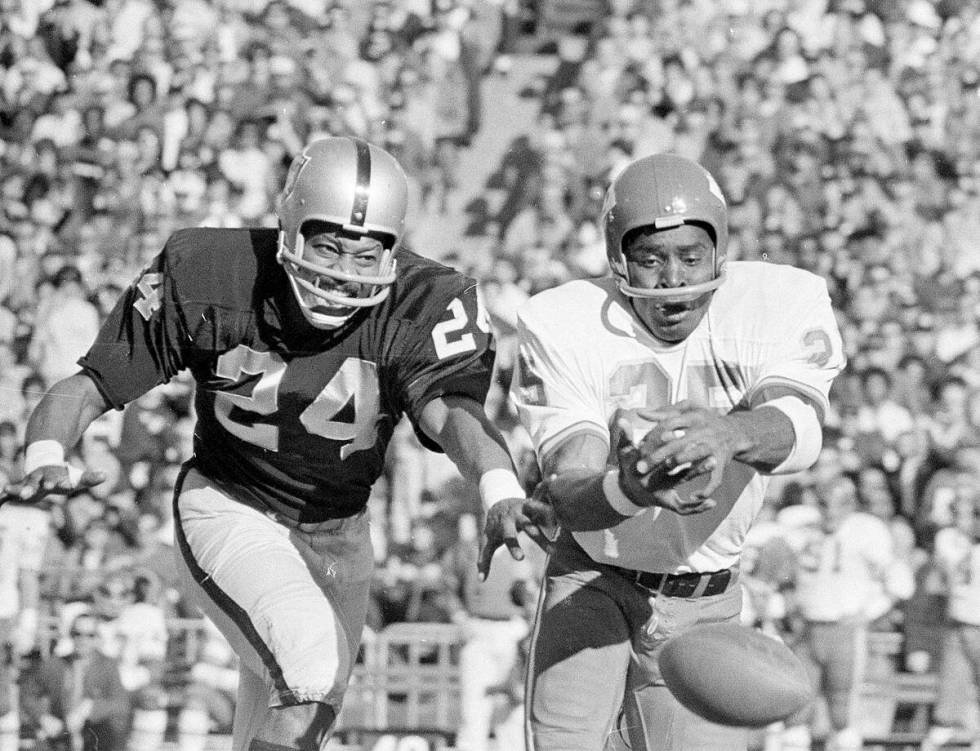 Kansas City wide receiver Frank Pitts (25) and Raiders' defensive back Willie Brown (24) try to ...