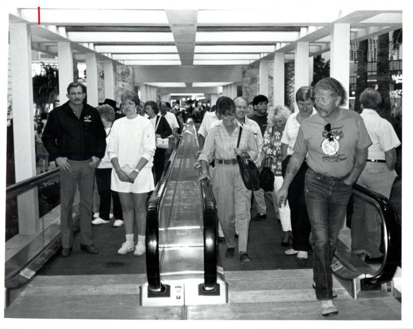 Las Vegas Review-Journal NOV 22, 1989 Dual people mover tracks bring visitors in to Mirage - m ...
