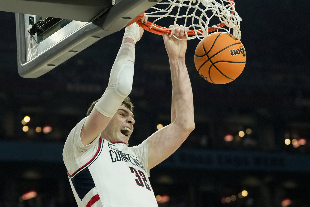 UConn center Donovan Clingan (32) dunks against Alabama during the second half of the NCAA coll ...