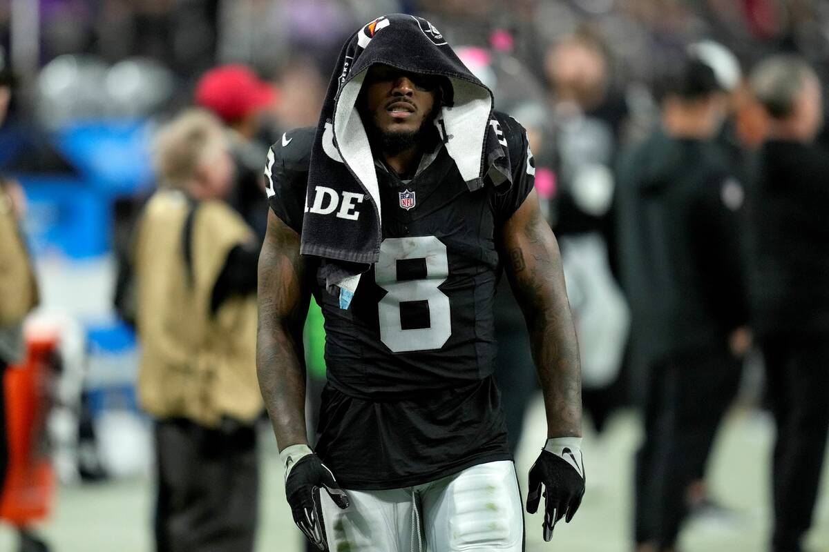 Las Vegas Raiders running back Josh Jacobs (8) leaves the game with an injury against the Minne ...