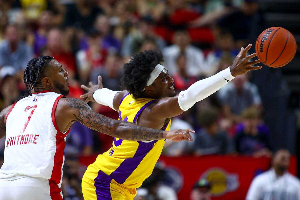 Los Angeles Lakers Moses Brown (40) and Houston Rockets forward Cam Whitemore (7) vie for a loo ...
