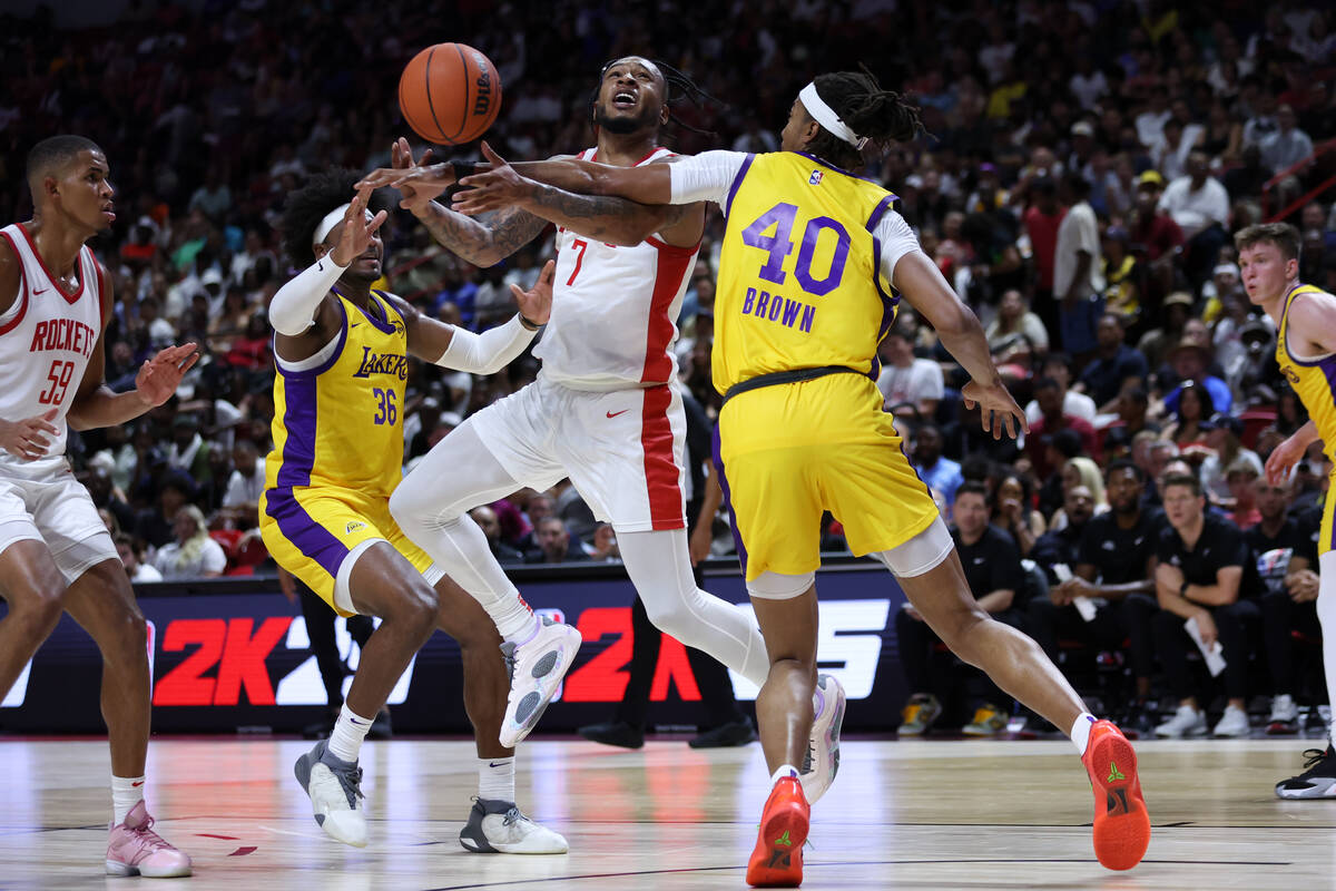 Houston Rockets forward Cam Whitmore (7) drives toward the hoop between Los Angeles Lakers forw ...