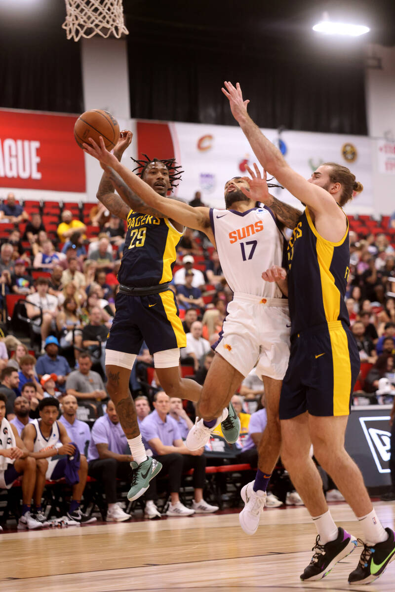 Phoenix Suns guard Boo Buie (17) shoots in front of Indiana Pacers guard Quenton Jackson (29) ...