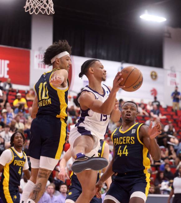 Phoenix Suns guard Isaiah Wong (19) passes between Indiana Pacers guard Kendall Brown (10) and ...