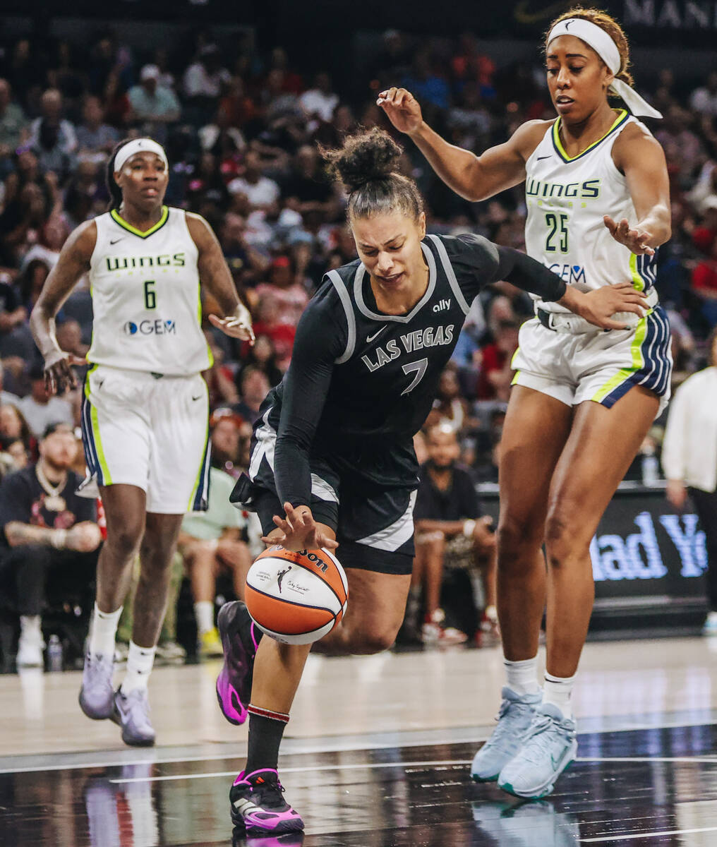 Aces forward Alysha Clark (7) dribbles the ball away from Dallas Wings defense during a WNBA ba ...