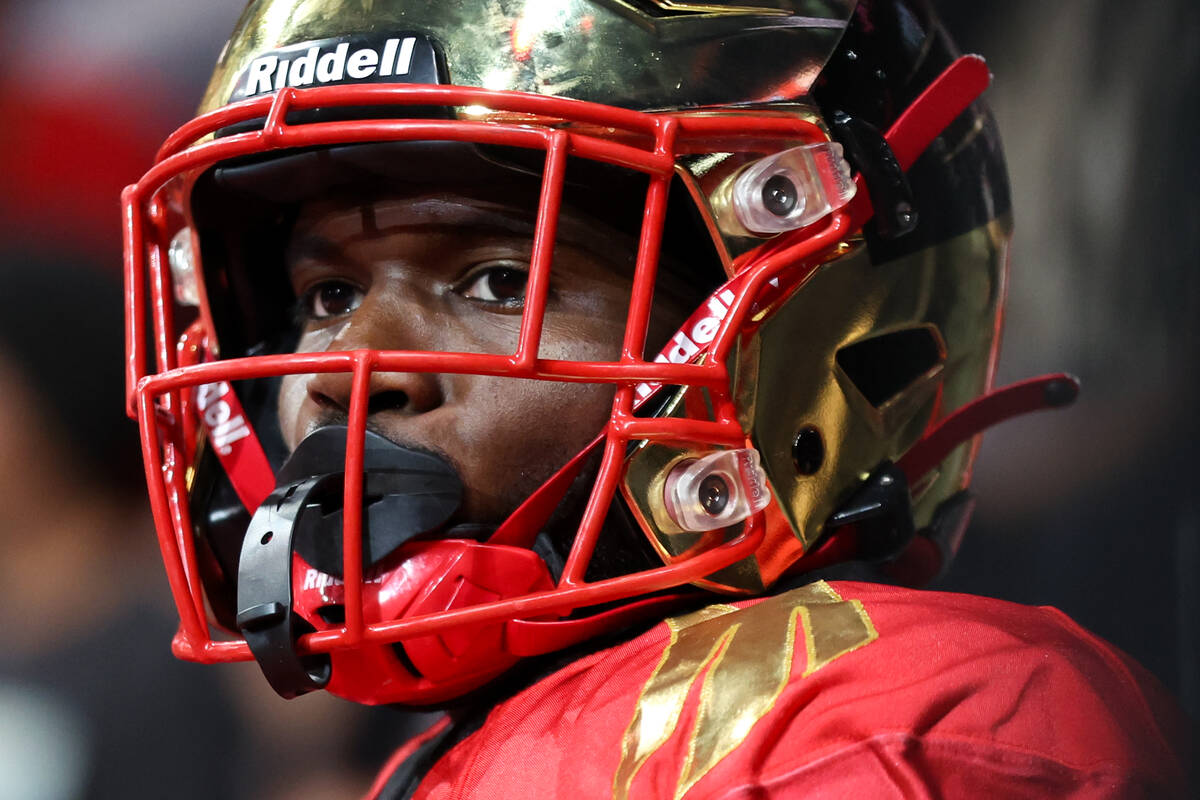 Vegas Knight Hawks Malik Honeycutt pauses in between play during an IFL (Indoor Football League ...