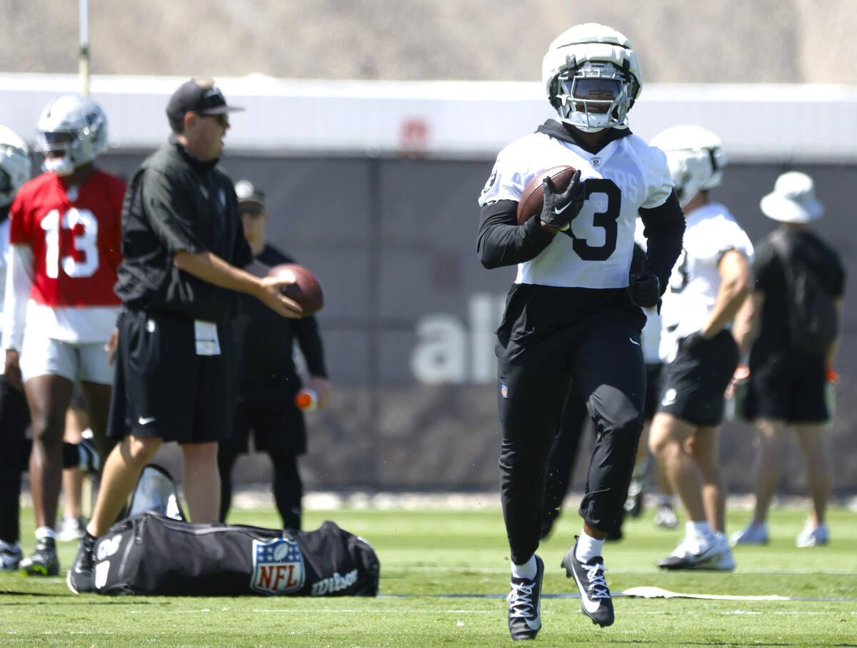 Raiders running back Zamir White (3) runs throw drills during team's practice at the Intermount ...