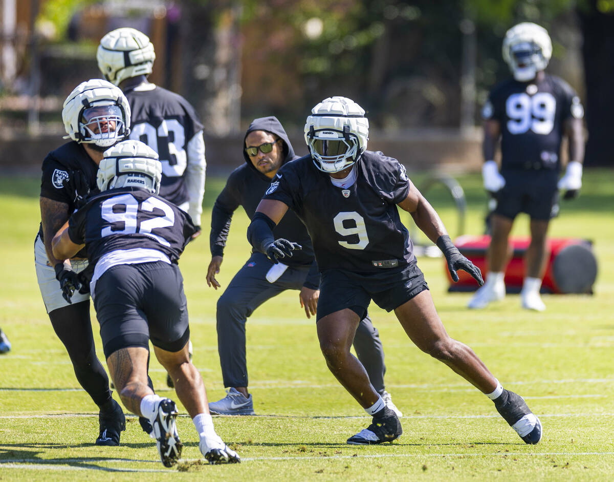 Raiders defensive end Tyree Wilson (9) eyes defensive end Elerson Smith (92) while shadowed by ...