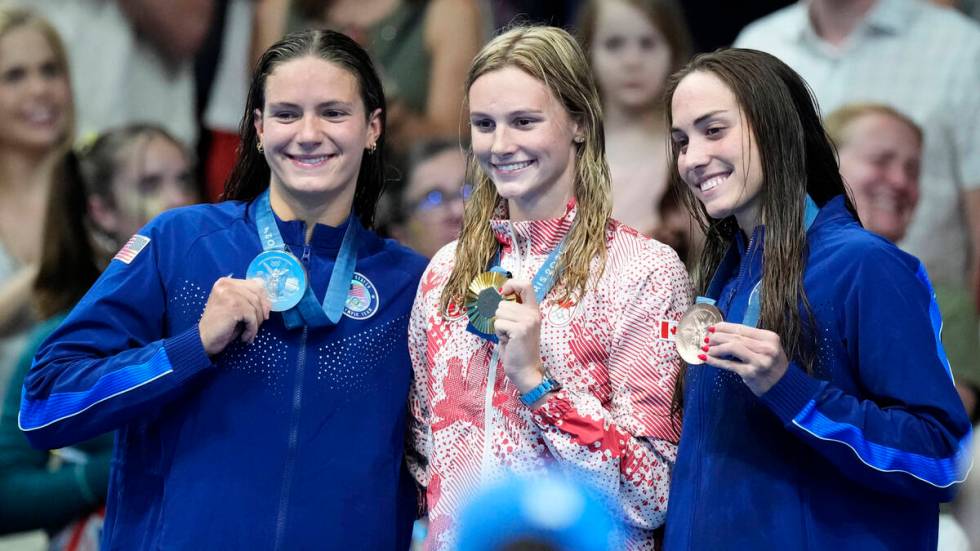 Gold medalist Summer McIntosh, of Canada, stands with silver medalist Katie Grimes, left, of th ...