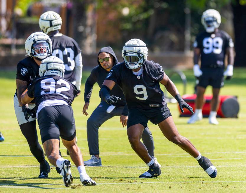 Raiders defensive end Tyree Wilson (9) eyes defensive end Elerson Smith (92) while shadowed by ...