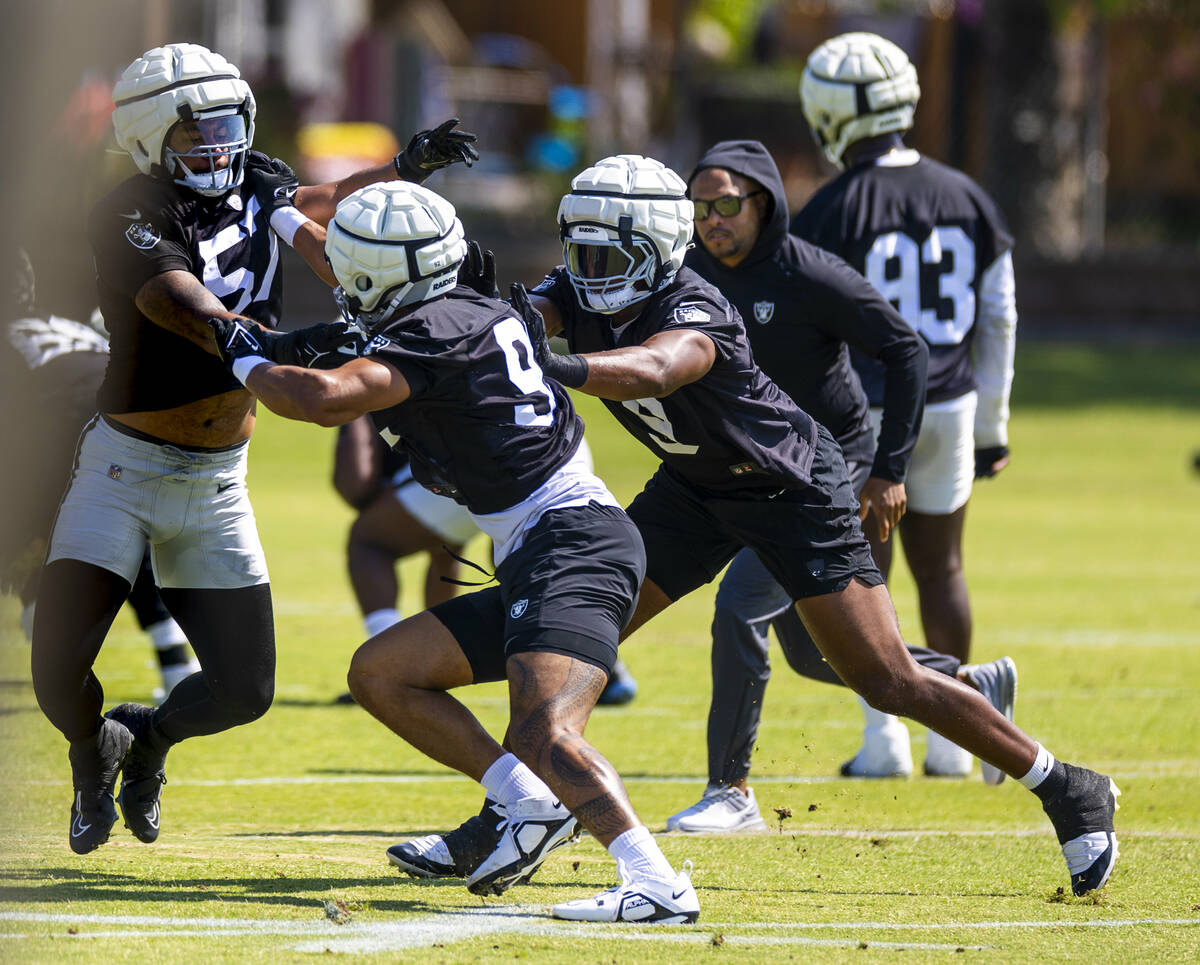 Raiders defensive end Tyree Wilson (9) pushes defensive end Elerson Smith (92) making contact w ...