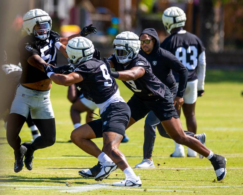 Raiders defensive end Tyree Wilson (9) pushes defensive end Elerson Smith (92) making contact w ...