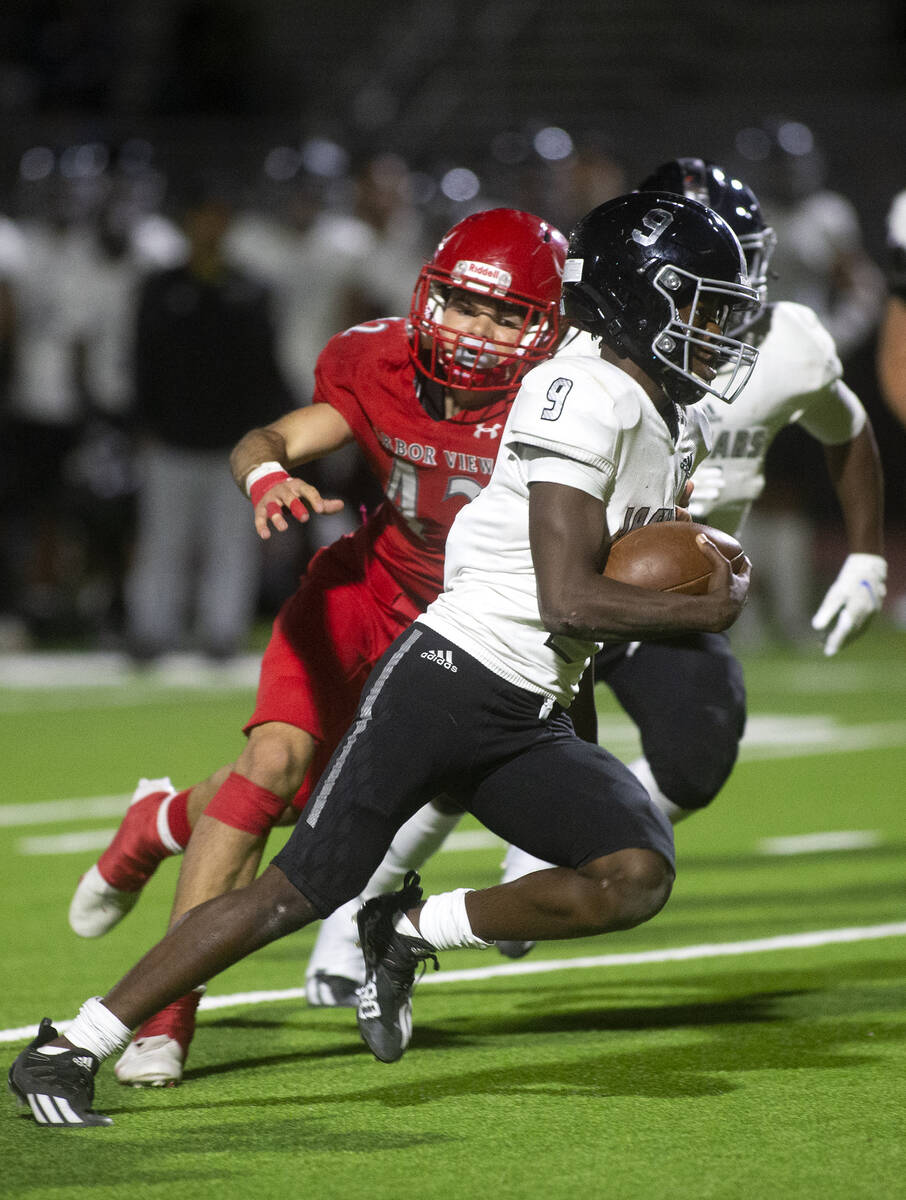 Desert Pines' Michael Kearns (9) accelerates as Arbor View's Christian Thatcher (42) closes in ...