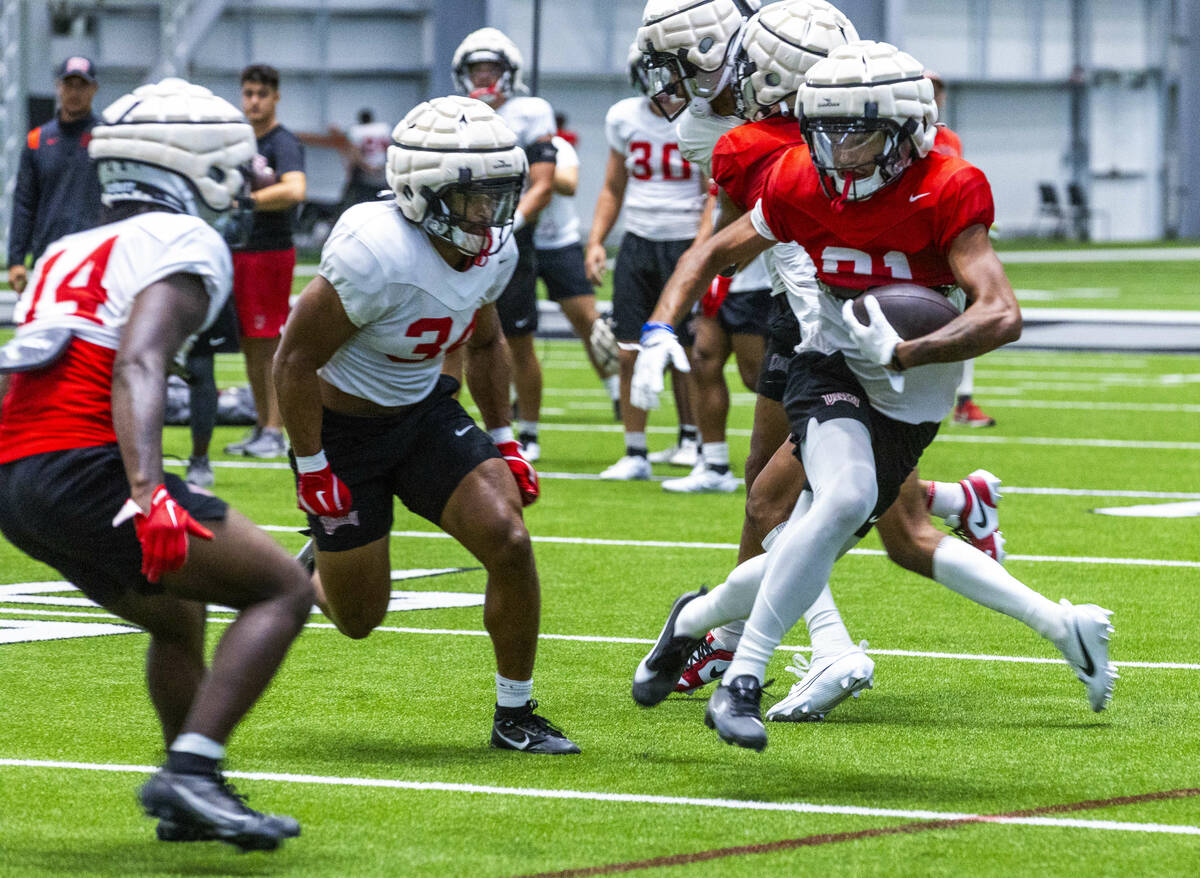 UNLV wide receiver Traivon Dyson (81) turns the corner on defensive back Johnathan Baldwin (3) ...