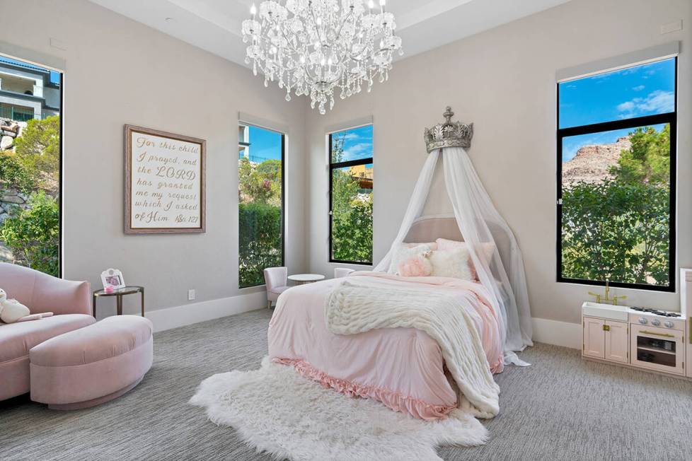 A child's bedroom in the Olympia Canyon Way estate. (Edgar Lara, DronePixel)